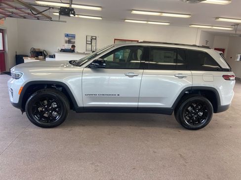 New 2025 Jeep Grand Cherokee 4WD image 7