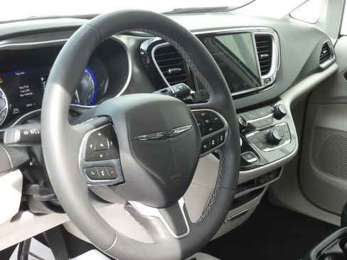 Used 2024 Chrysler Pacifica Touring-L FWD image 6