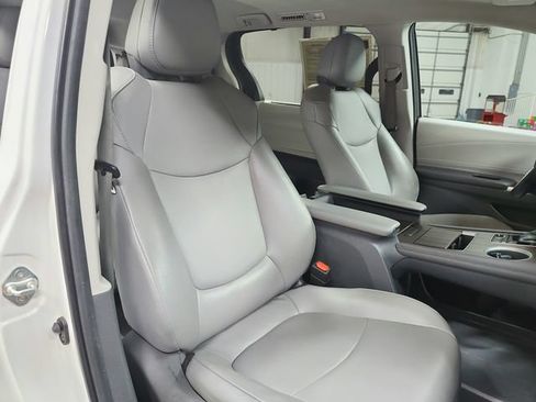 Used 2021 Toyota Sienna XLE FWD image 42