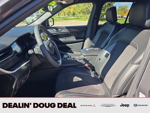 Used 2023 Jeep Grand Cherokee Altitude image 10