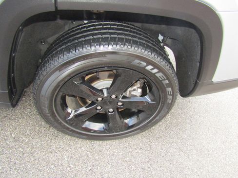 Used 2023 Jeep Grand Cherokee L Laredo image 10