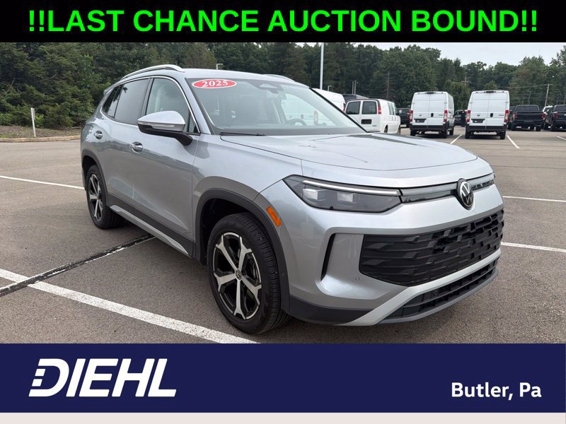 Used 2025 Volkswagen Tiguan SE AWD/4WD image 1