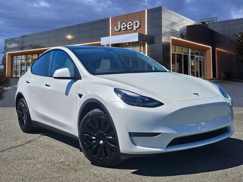 Used 2024 Tesla Model Y Long Range AWD/4WD image 1