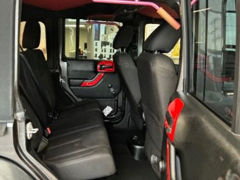 Used 2018 Jeep Wrangler Unlimited Sport w/ Connectivity Group AWD/4WD image 30