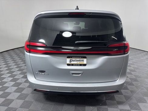 Used 2023 Chrysler Pacifica Touring-L image 4