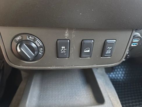 Used 2012 Nissan Frontier PRO-4X AWD/4WD image 27