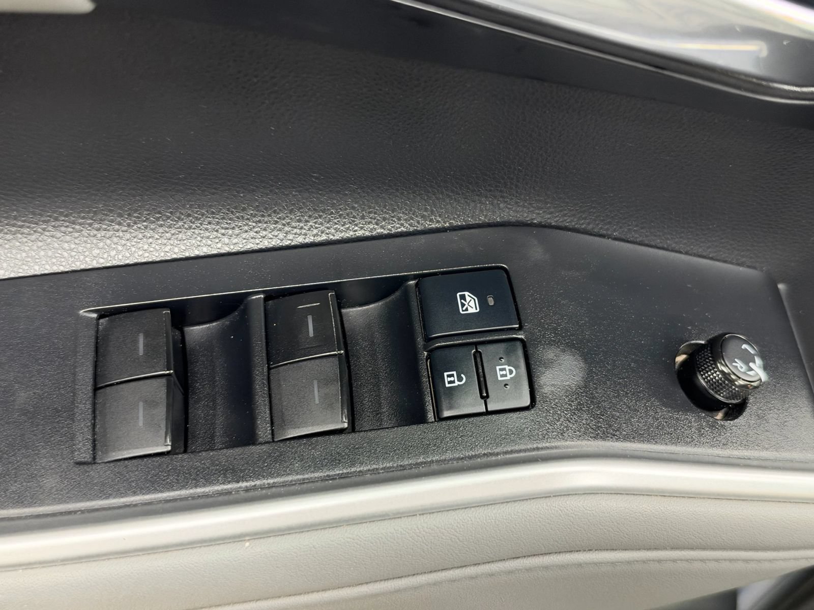 Used 2020 Toyota Highlander XLE AWD/4WD image 27