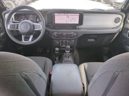 Used 2025 Jeep Wrangler Unlimited Sahara AWD/4WD image 16