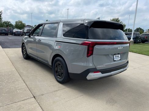 New 2027 Kia Carnival FWD image 7