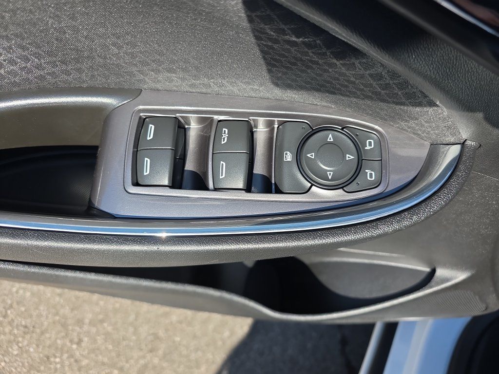 Used 2017 Chevrolet Malibu LT FWD image 26