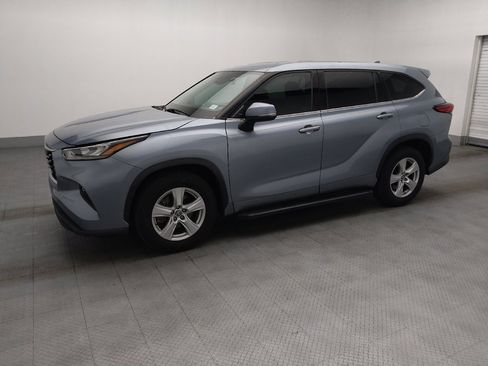 Used 2020 Toyota Highlander LE FWD image 2