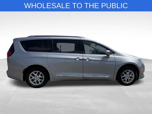 Used 2020 Chrysler Pacifica Touring-L FWD image 27