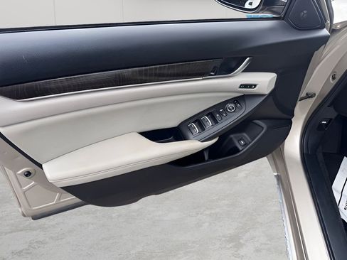 Used 2018 Honda Accord Touring image 11