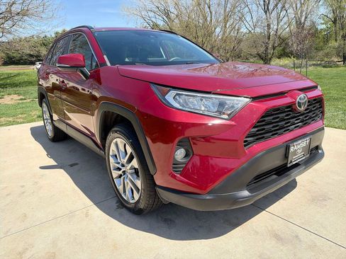 Used 2021 Toyota RAV4 XLE Premium image 8