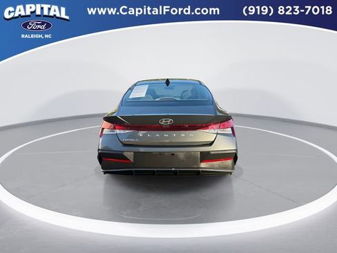 Used 2024 Hyundai Elantra SE image 7