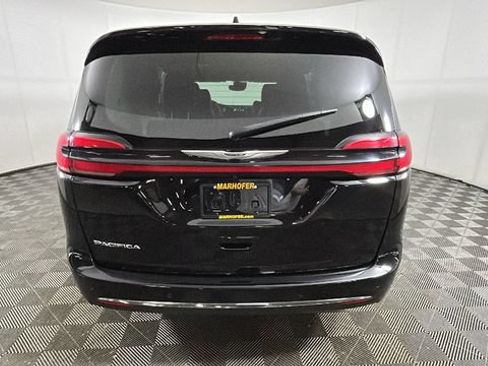 Used 2024 Chrysler Pacifica Touring-L FWD image 3