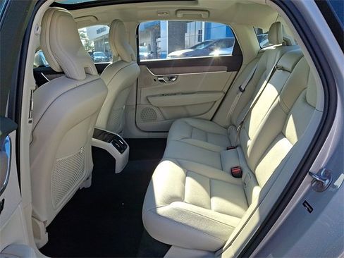 Used 2023 Volvo S90 B6 Plus image 10