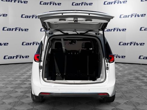 Used 2024 Chrysler Pacifica Limited FWD image 11