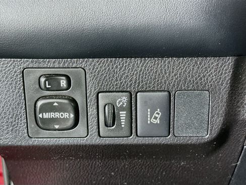 Used 2018 Toyota RAV4 XLE FWD image 17