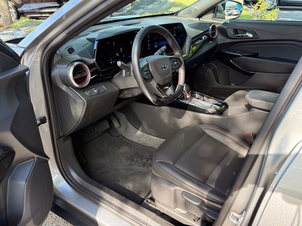 Used 2025 Chevrolet Trax RS w/ Driver Confidence Package FWD image 12