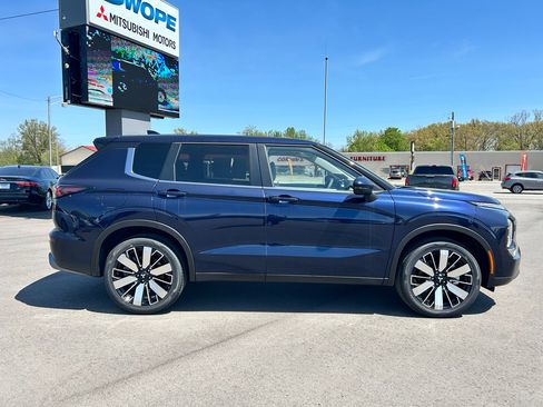 New 2025 Mitsubishi Outlander SE image 2