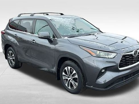 Used 2022 Toyota Highlander XLE image 28