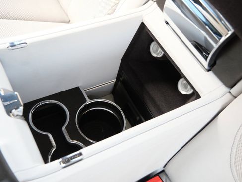 Used 2022 Rolls-Royce Cullinan w/ Cullinan Package image 31