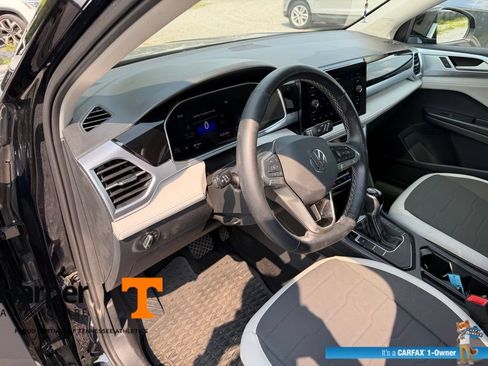 Used 2025 Volkswagen Taos SE w/ Panoramic Sunroof Package FWD image 13