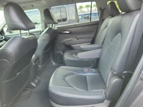 Used 2023 Toyota Highlander XLE image 6