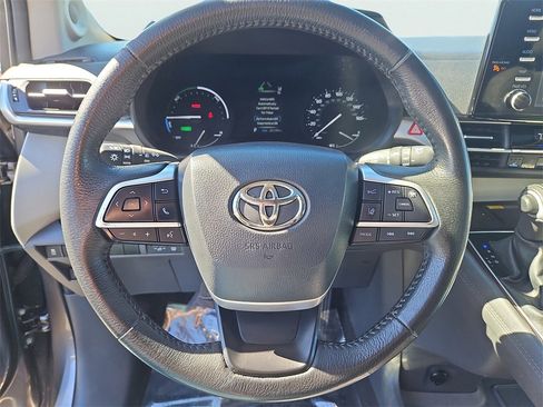 Used 2024 Toyota Sienna XLE image 29