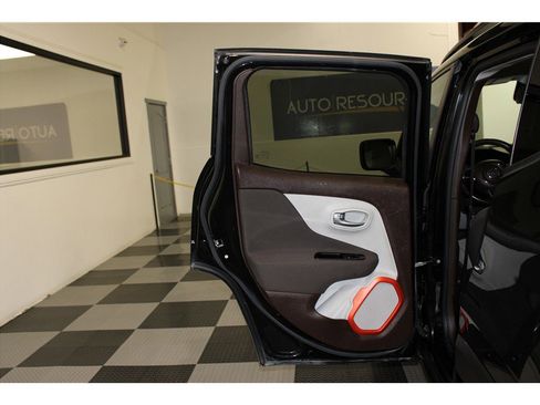 Used 2015 Jeep Renegade Latitude image 13