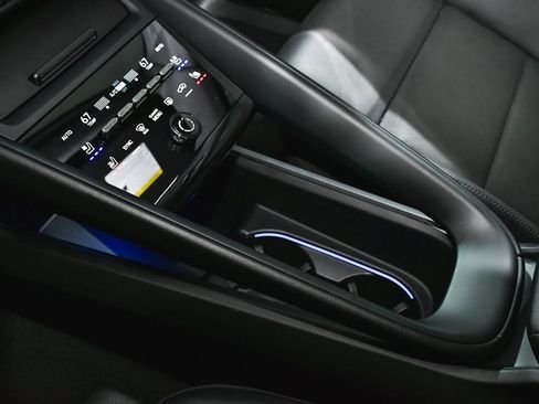 Used 2025 Porsche Macan 4 Electric image 41