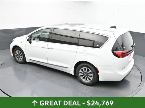 Used 2023 Chrysler Pacifica Limited FWD image 44