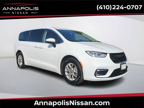 Used 2023 Chrysler Pacifica Touring-L FWD image 1
