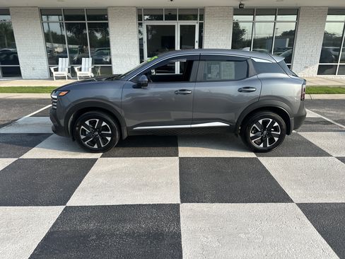 Used 2025 Nissan Kicks SV AWD/4WD image 1