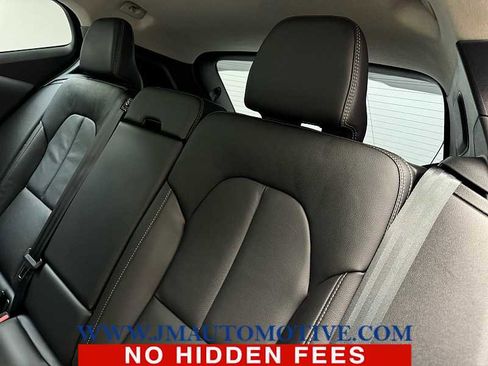 Used 2022 Volvo XC40 T5 Momentum w/ Premium Package image 16