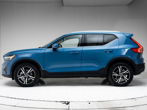 Used 2024 Volvo XC40 B5 Core AWD/4WD image 2