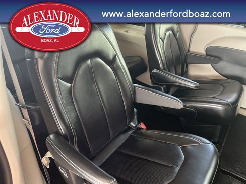 Used 2023 Chrysler Pacifica Touring-L image 17