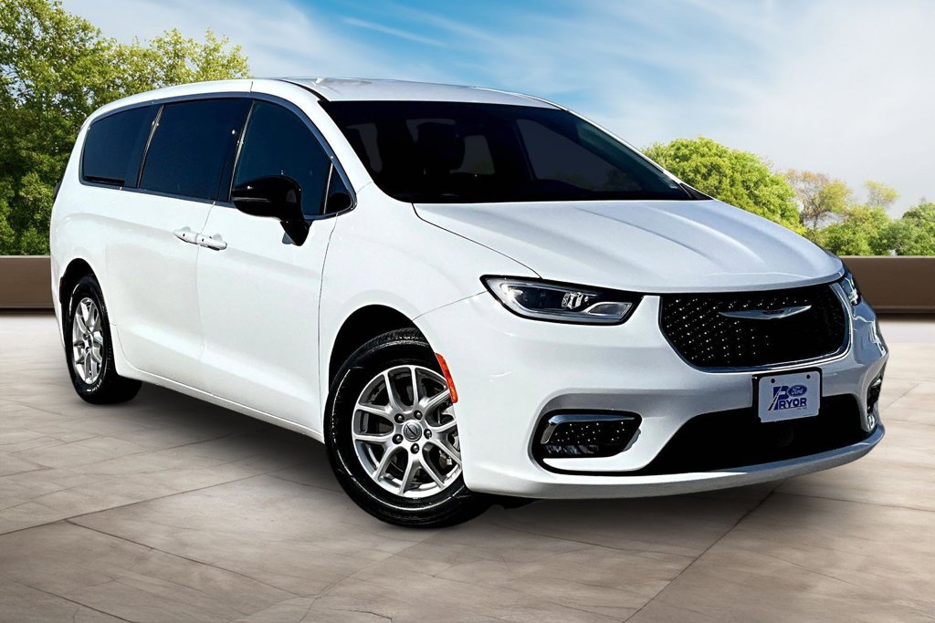 Used 2025 Chrysler Pacifica Select FWD image 11