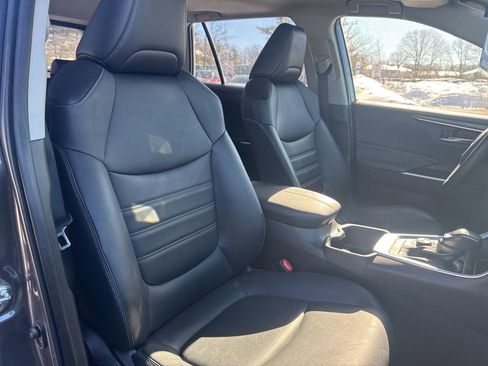 Used 2022 Toyota RAV4 XLE Premium image 15