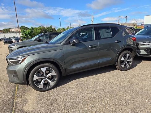 New 2026 Volvo XC40 B5 Core w/ Climate Package image 4