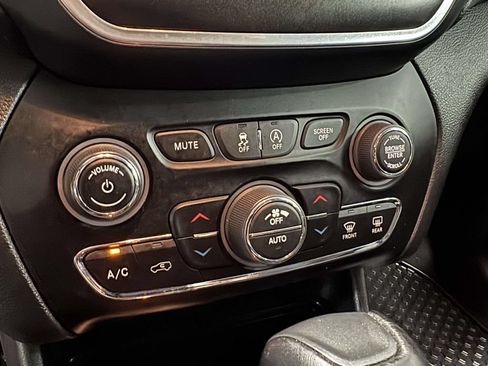 Used 2022 Jeep Cherokee Trailhawk w/ Premium Leather Package AWD/4WD image 31