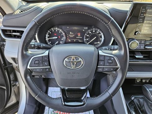 Used 2021 Toyota Highlander XLE image 25