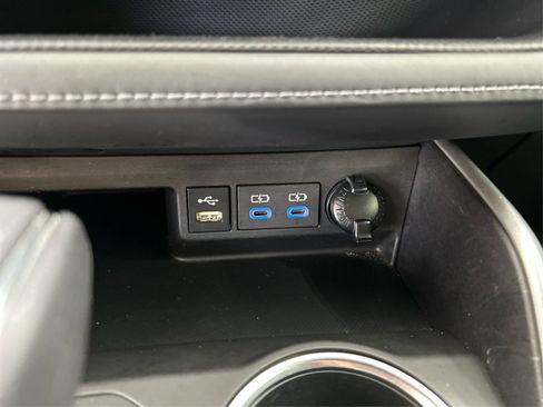 Used 2022 Toyota Highlander XLE AWD/4WD image 33