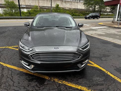 Used 2017 Ford Fusion SE w/ Fusion SE Technology Package FWD image 2