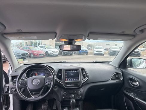 Used 2019 Jeep Cherokee Trailhawk w/ Cold Weather Group image 18