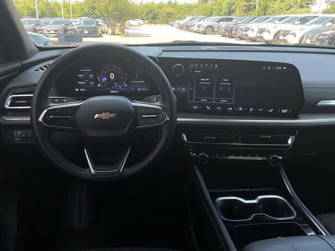 Used 2025 Chevrolet Traverse LT FWD image 14