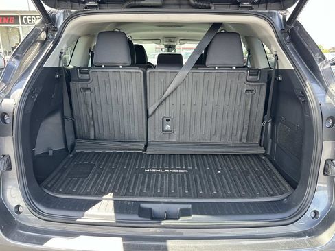 Used 2022 Toyota Highlander LE AWD/4WD image 10