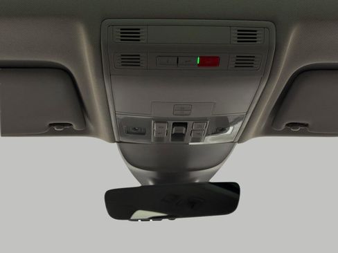 Used 2025 Volkswagen Taos SE image 17