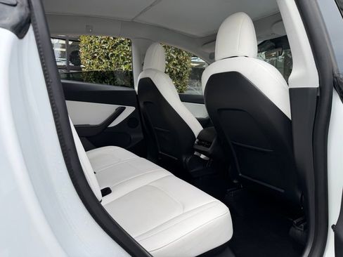 Used 2021 Tesla Model Y Long Range image 38